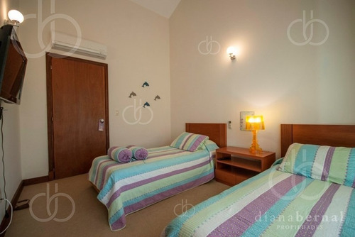 Casa En Punta Del Este, Playa Mansa, 4 Dormitorios , Piscina Y Barbacoa.- Ref: 43287