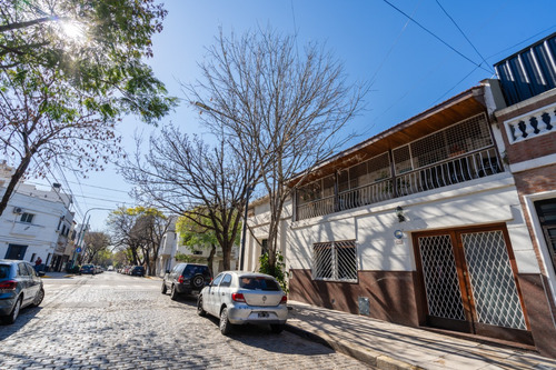 Hermosa Casa En Flores. 2 Plantas, 4 Hab, Patio, Terraza Y Espacio Aéreo Libre.