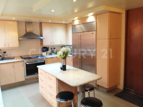 Casa De 3 Niveles Con Amplios Espacios Y 4 Habitaciones Privilegiada