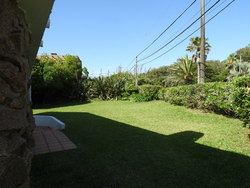 A Metros De La Playa Casa De Excelente Construcción En 1170 M2 De Terreno