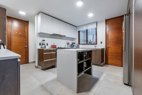 Casa En Venta De 4 Dorm. En Lo Barnechea