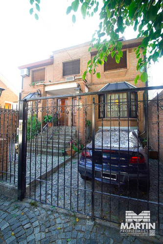 Dúplex Con 3 Dormitorios, Jardín Con Parrilla Y Cochera. A 1 Cuadra De Av. Maipú.