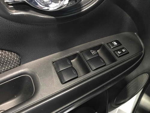 Imagem 8 de 9 de Nissan Versa 2014 1.6 16v Sl Flex 4p