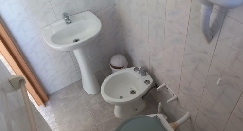 Inmobiliaria Costa Azul Vende Una Linda Casa Muy Cerca De La Playa De Costa Azul , De Tres Dormitorios Y Dos Baños.