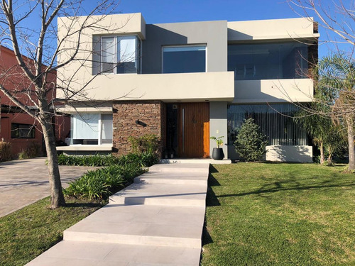 Excelente Casa Moderna En El Barrio Los Alisos