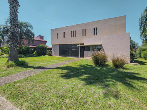 Casa De 3-4 Dormitorios Con Pileta En San Marino - Funes Hills