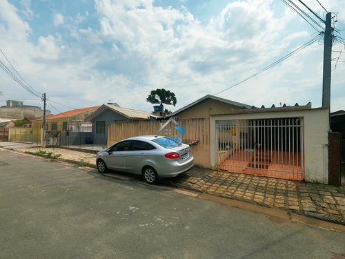Imagem 1 de 25 de Ótima Oportunidade Para Você, Que Procura Uma Casa Com 2 Quartos E Edicula, Em Um Amplo Terreno Medindo 200m² De Área Total Em Uma Rua Tranquila No Cajuru E Com A Facilidade De Pod - Ca01656 - 701151