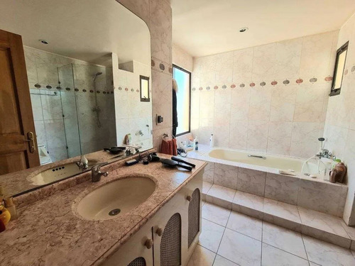 Casa En Venta De 4 Dorm. En Las Condes