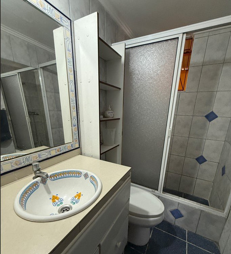 Casa En Venta, 2 Pisos, 4d+2b, Ubicada En Psje Apostol Marco