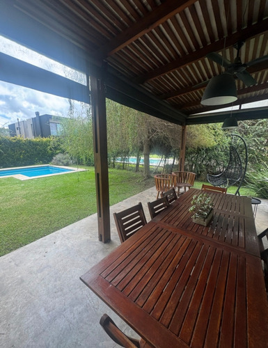 Venta Casa 5 Dormitorios Los Naranjos Con Cochera