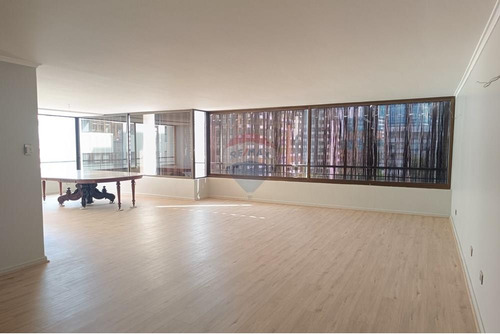 Amplios Espacios Para Remodelar !!!