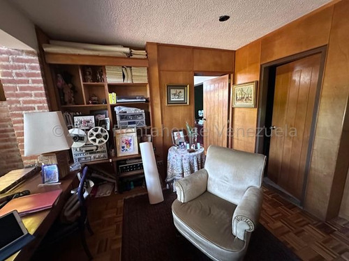 Casa En Venta En Alto Hatillo. Calle Cerrada Con Vigilancia. Negociable