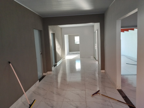 Casa Com 3 Quartos , 2 Banheiros , Copa , Área De Serviço