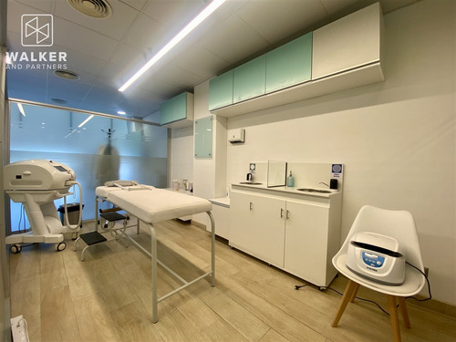 Amoblada Y Habilitada Para Clínica Estética En Av. La Dehesa