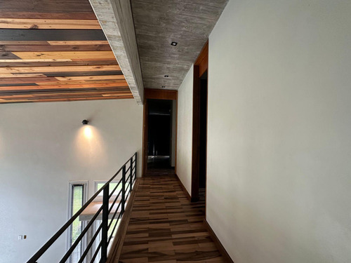 Departamento En Venta - 4 Dormitorios 2 Baños - 1.117mts2 - Carilo