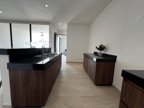 Casa En Venta Merida, Temozon Norte, 3 Hab, Cochera Y Piscina, Entrega Inmediata.