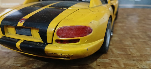 Miniatura Burago Dodge Viper Rt/10 1993 1:18 Sucata Amarelo (Usado)