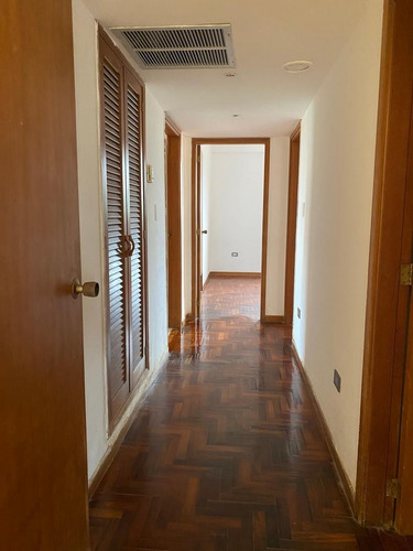 En Venta Apartamento Con Privilegiada Ubicación En Maracaibo. Ml