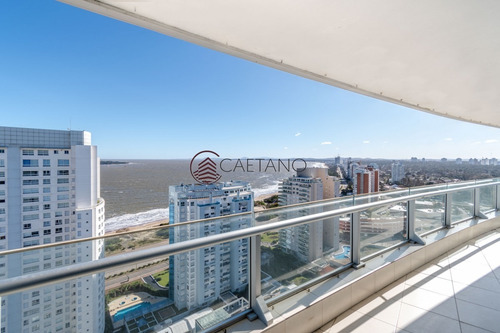 Venta De Apartamento Piso Alto A Pasos De Playa Mansa, Tres Dormitorios Más Servicio- Ref: 2659