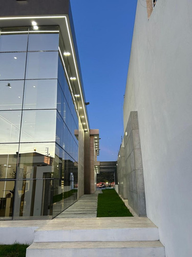 Lm Vende Casa Moderna En La Urbanización Terrazas Del Country, Valencia.