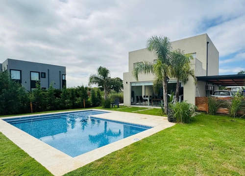 Casa Chalet En Venta En Santa Lucia, Pilar Del Este, Pilar