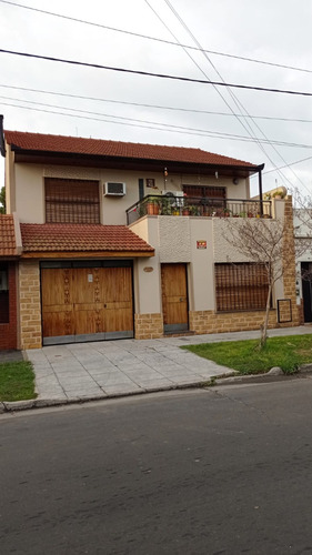 Casa En 2 Plantas 4 Ambts Garage Pasante Quincho Con Parque