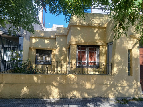 Casa A 2 Calles De Mdeo Shopping En Muy Buen Estado.