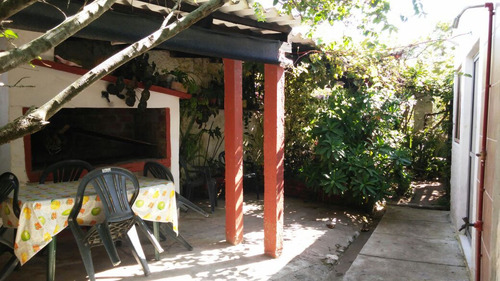 Casa 2 Dormitorios, Cochera, Patio Con Parrillero Techado.