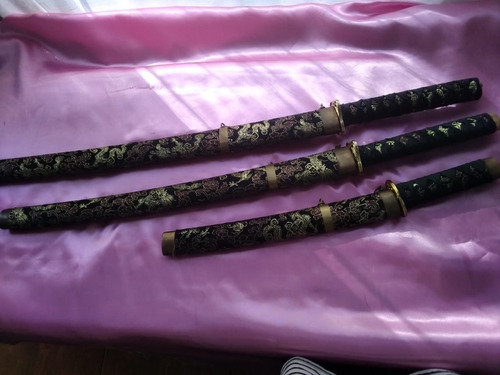 3 Katanas Decorativas De Acero Con Funda De Madera Rígida