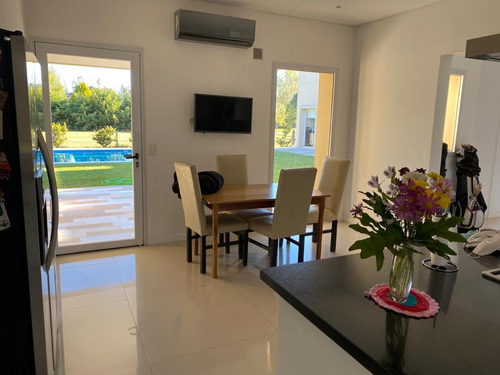 Casa En Venta En Barrio Cerrado Santa Ana Moreno