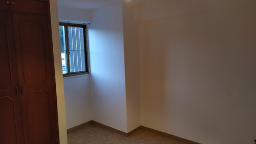 Venta De Amplio Apartamento Ubicado En La Av Perimetral De San Antonio De Los Altos Yc