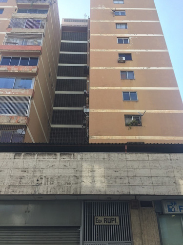 Venta De Apartamento 32 En La Av. Casanova