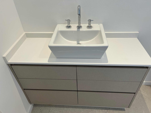Casa De Estilo Francés, A Metros De La Av. Libertador, Remodelada A Nueva Con Un Concepto Moderno.