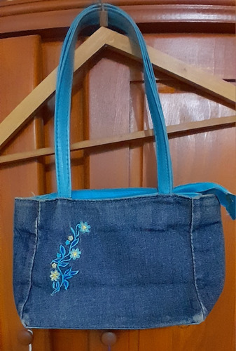 Cartera De Jean Con Bordados En Turquesa 