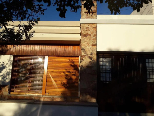 Casa En Venta - 3 Dormitorios 1 Baño - 320mts2 - Leones, Marcos Juárez, Córdoba