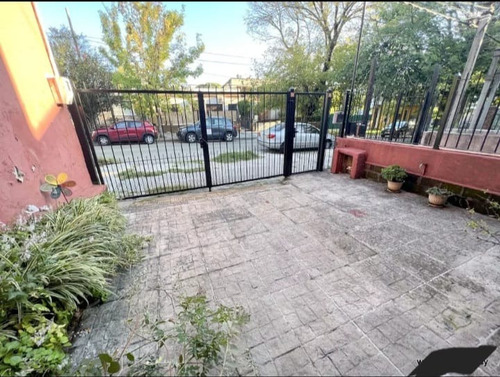 Oportunidad! Vendo Impecable Casa De 2 Dormitorios, Fondo Y Cochera, Ubicada En La Mejor Zona De Buceo, Acepta Banco.