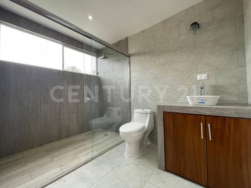 Venta De Casa, 3 Recamaras Con Closet, 3 Baños, Amplio Jardín Con Terraza