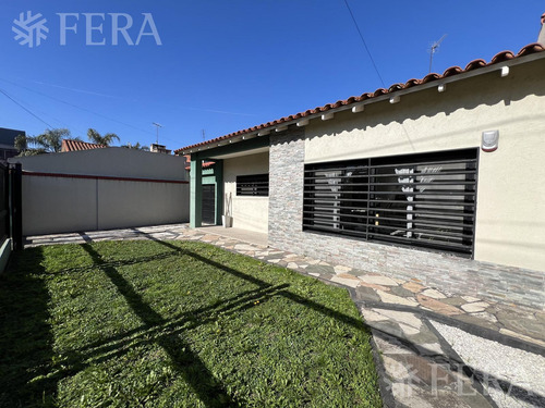 Venta De Casa 4 Ambientes Con Cochera Y Jardin En Wilde
