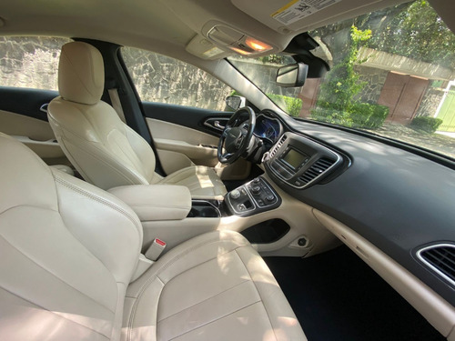 Imagen 10 de 12 de Chrysler 200