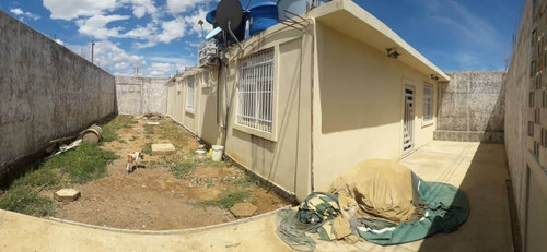 Imagen 1 de 12 de Cómoda Casa En Venta En Sector La Floresta 22-22282 04126887776