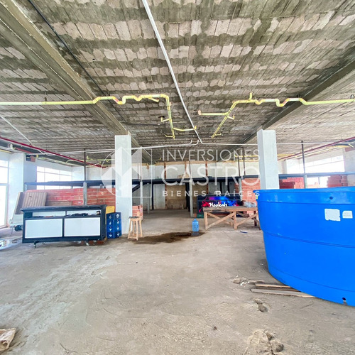 Te Presentamos En Venta O Alquiler: Un Amplio Local Comercial De 505m2, Con Doble Altura Y Una Extensa Terraza. Este Espacio Es Perfecto Para Adaptarlo A Las Necesidades Específicas De Tu Proyecto.