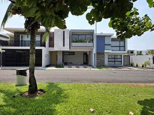 Casa En Venta En El Fraccionamiento Lomas De La Rioja Veracr