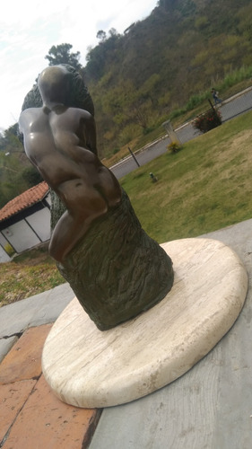 Escultura En Bronce Y Resina Desnudo