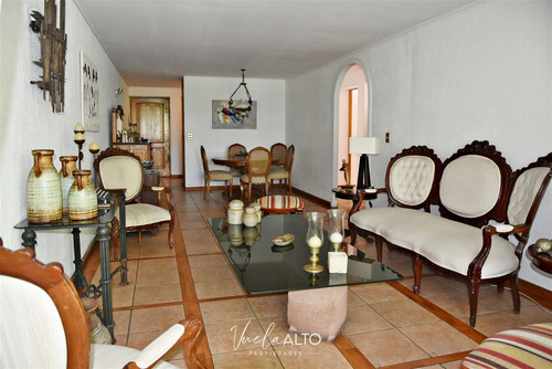 Departamento En Venta De 4 Dorm. En Las Condes / Metro Colon