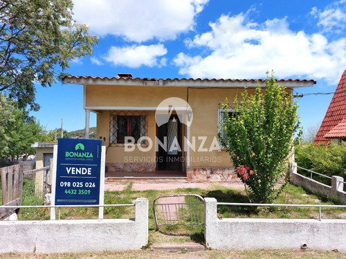 Casa En El Centro De Piriápolis A La Venta. 2 Dormitorios. 1 Baño. Vista A Los Cerros