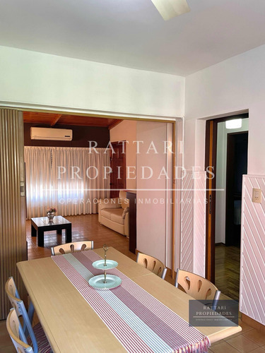 Venta Casa En Lote Propio De 5 Ambientes Con Parque Y Cochera En Isidro Casanova