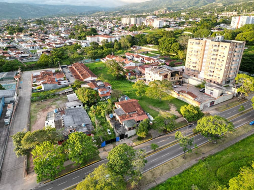Terreno En Venta En La Avenida Ferrero Tamayo