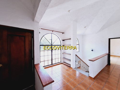 Vendo Belleza Y Amplia Casa, 4 Dormitorios, Excelente Ubicación, Sector De Alta Plusvalia