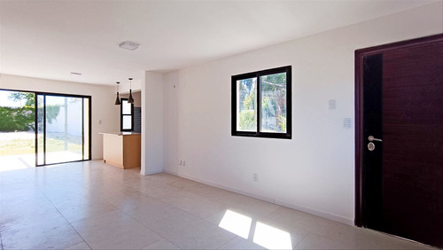 Venta Casa 3 Dormitorios 2 Baños Fondo Parrillero - Lagomar