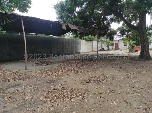 Terreno En Venta Santa Rita Av Principal Amplio Terreno 1900 Metros Cuadrados Aguas Servidas Acometidas Electricidad Negociable Estef 23-27764